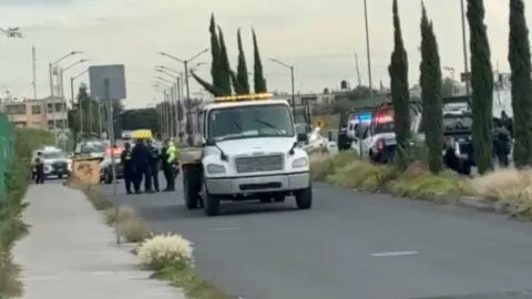Asesinan a balazos a mujer que viajaba abordo de su camioneta en Tecámac