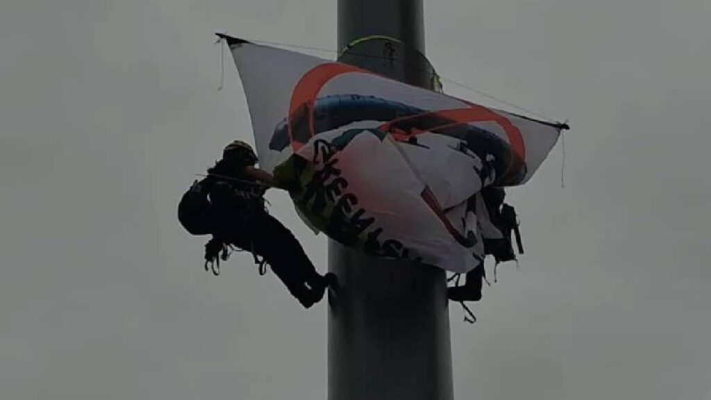activistas-de-greenpeace-escalan-asta-del-zocalo-protestan-contra-planta-de-amoniaco-en-sinaloa
