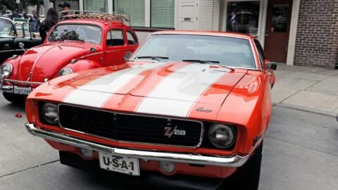 Newsom firma la "Ley Jay Leno" que exime a autos clásicos de la verificación y aprueba una placa lowrider
