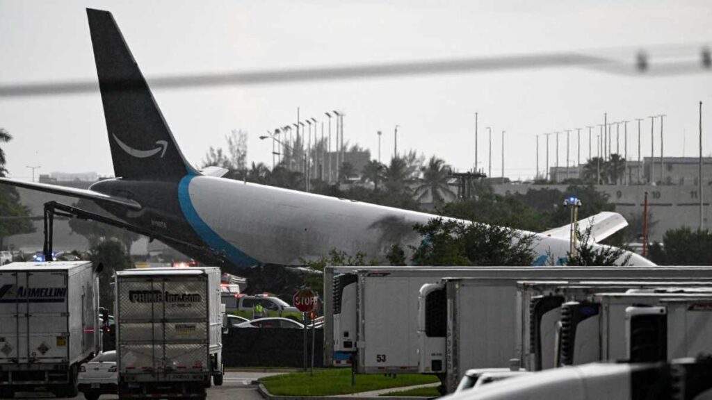 Avión de carga de Amazon se sale de pista en Miami, impacta vehículos y se incendia