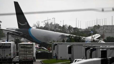 Avión de carga de Amazon se sale de pista en Miami, impacta vehículos y se incendia
