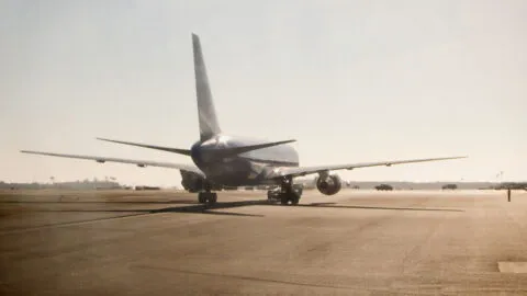 Inician vuelos comerciales en aeropuerto de La Guaira, Venezuela, tras terremotos