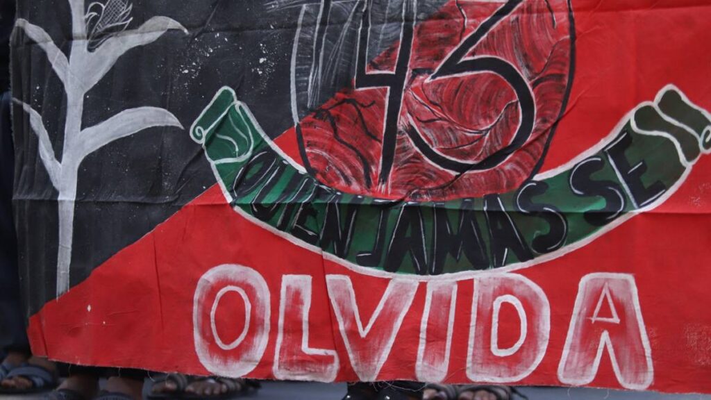 Camiones con familiares de los 43 estudiantes de Ayotzinapa llegaron a la CNDH en CDMX, previo a las actividades por el 12 aniversario del caso.