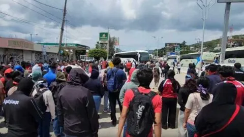 Ayotzinapa bloquea Autopista del Sol y se lleva cuatro vehículos