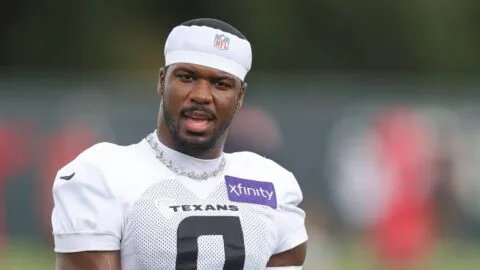 Multan a Azeez Al-Shaair, estrella de la NFL, por llevar el nombre de una niña palestina en el rostro