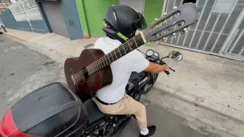 Hombre cruza México en moto para recuperar a sus tres hijos en Tijuana