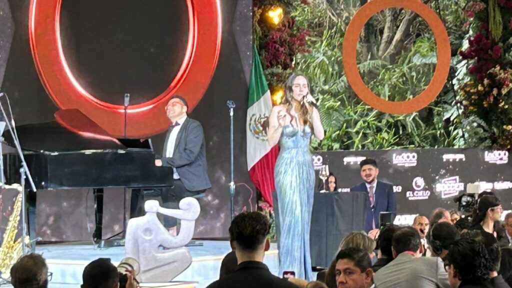 Belinda musicaliza la comida de los 300 líderes más influyentes de México y celebra su inclusión en la lista