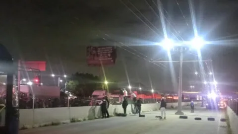 Bloquean México-Puebla tras agresión a conductor de taxi por app
