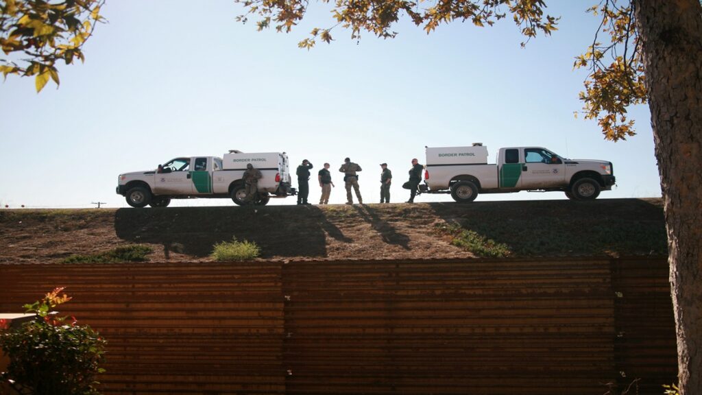 Camionetas detienen a migrantes