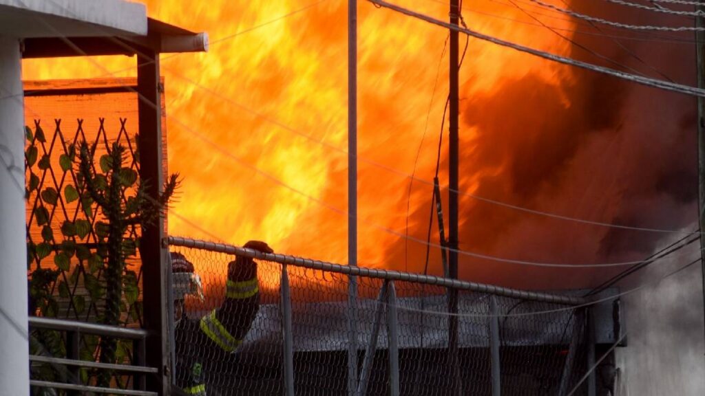 captan-a-dos-personas-incendiando-negocio-recien-inaugurado-en-cuernavaca