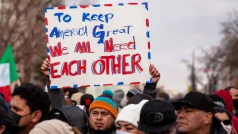 La batalla legal que puede definir si tu Green Card se ve afectada por usar ayuda pública