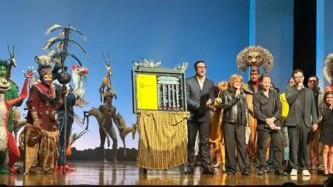 Carlos Rivera regresó al escenario de “El Rey León” para celebrar las 500 representaciones