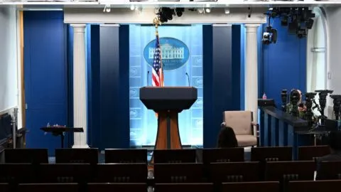 “El acceso aquí es un privilegio, no un derecho”: Casa Blanca responde a la prensa