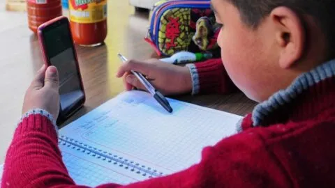¿Celulares en las escuelas? Una sola interrupción puede quitar hasta 20 minutos de concentración, alerta la UNAM