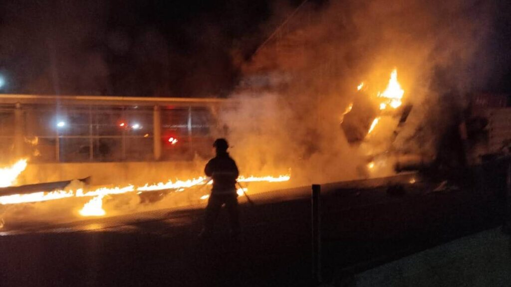 Bomberos atendieron el incendio de un tráiler tras una volcadura en la Chamapa-Lechería.