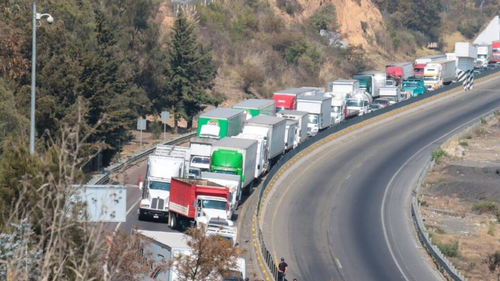 Tráiler de doble remolque quedó calcinado tras incendiarse en la autopista Chamapa-Lechería.