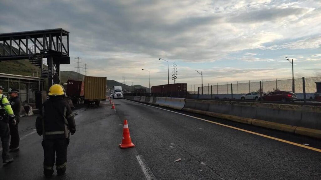 Un tráiler doble remolque chocó, volcó y se incendió en el kilómetro 14 de la Chamapa-Lechería, en Atizapán.