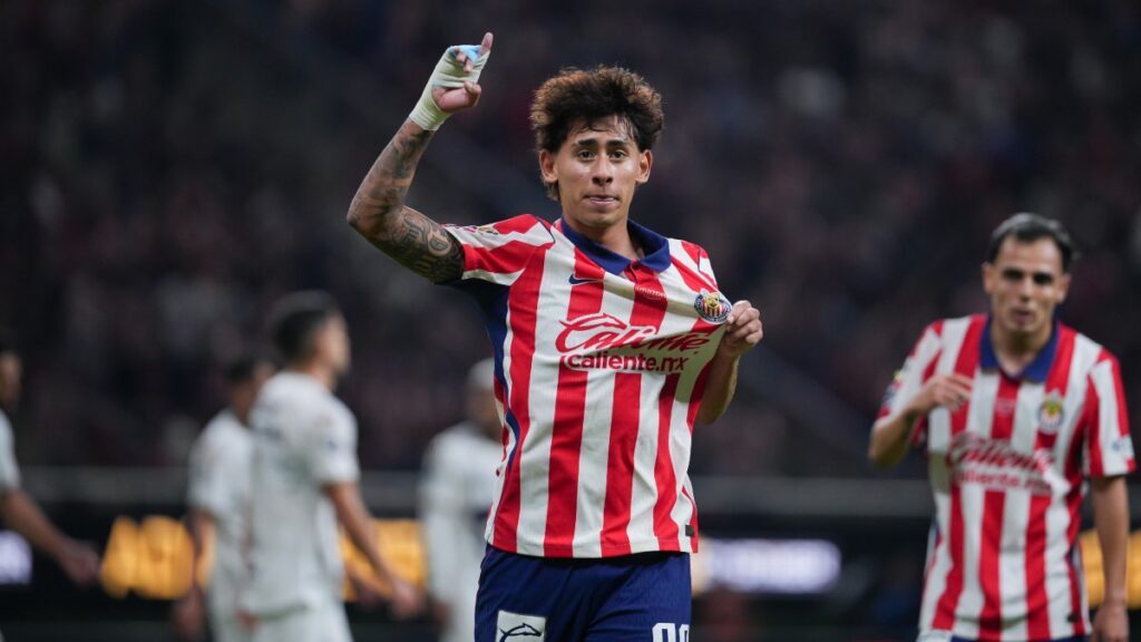 Chivas golea a Pumas y es nuevo líder del Apertura 2026