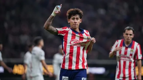 Chivas golea a Pumas y es nuevo líder del Apertura 2026