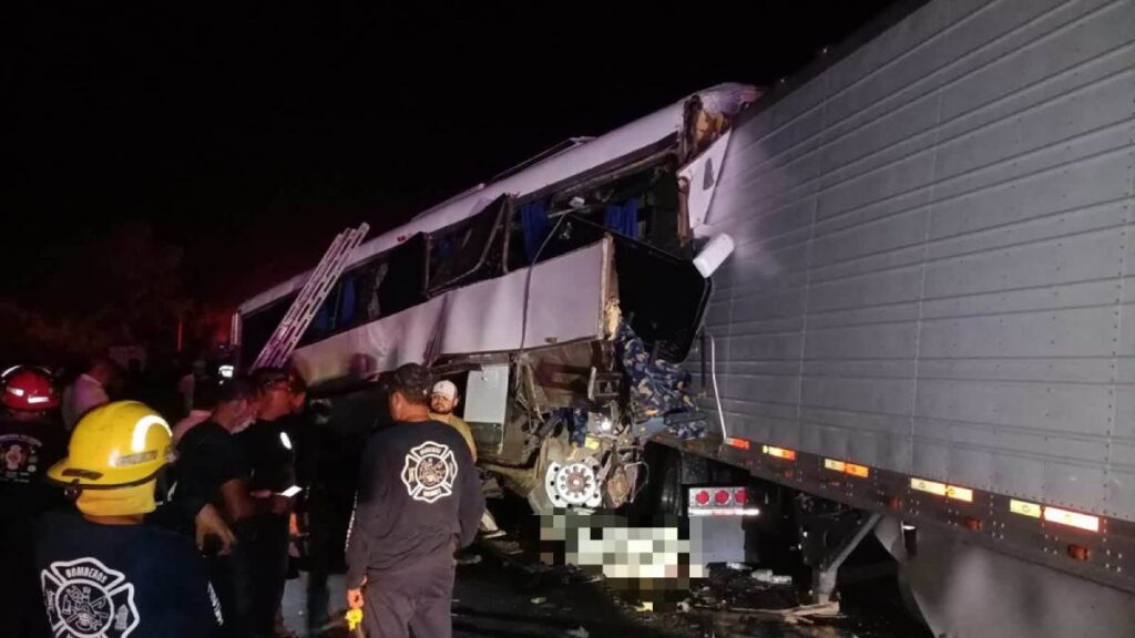 Choque de autobús deja muertos y heridos en Nayarit.