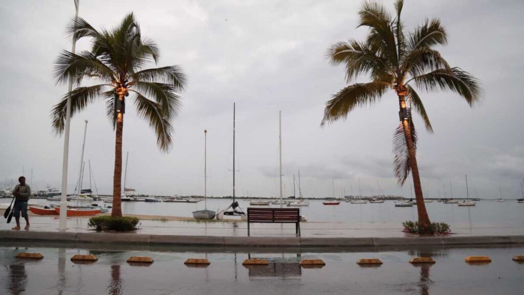 Cierran puertos por huracán Marie