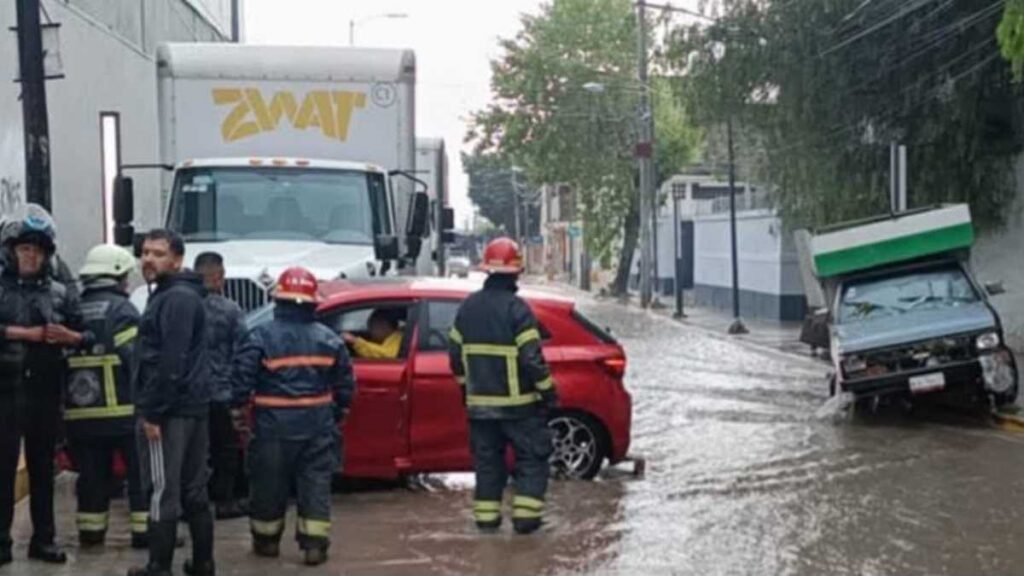 Corrientes de agua se formaron tras tormenta en Ecatepec