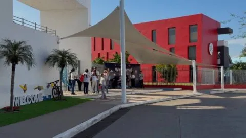 Dejan corona fúnebre y mensaje intimidatorio en Colegio de Culiacán; familias exigen seguridad permanente