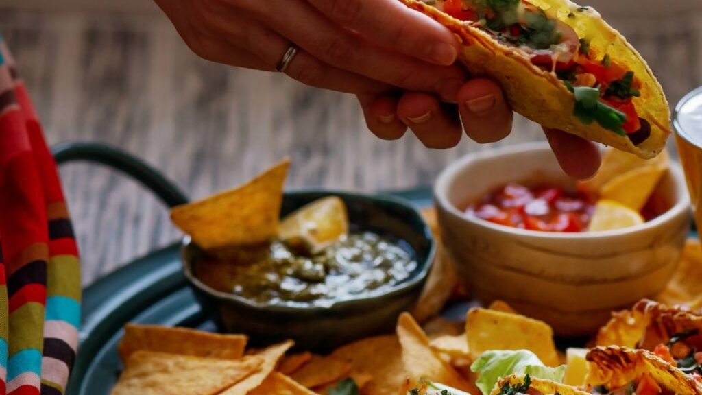 Mujer prepara comida mexicana