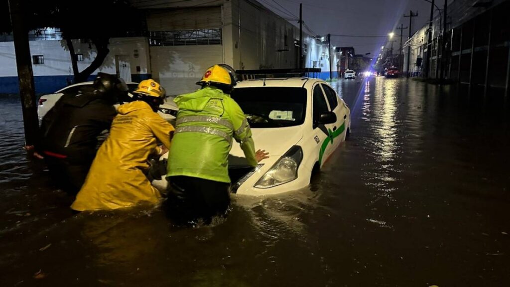 corrientes-arrastran-vehiculos-en-guadalajara-tras-lluvias