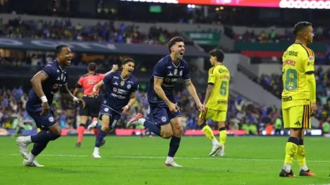 ¡Clásico Joven cardíaco! Cruz Azul vence por la mínima al América en el Azteca con una lluvia de goles