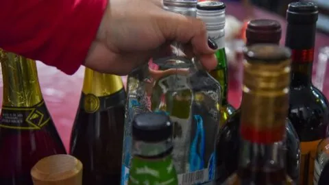 Organizaciones piden subir impuestos a bebidas alcohólicas; consumo cuesta 552 mil mdp al año, aseguran