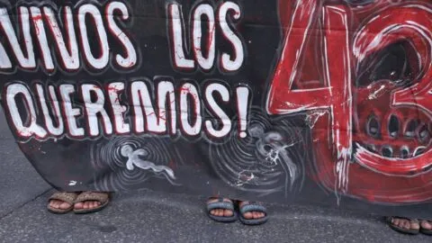Normalistas de Ayotzinapa toman caseta de Palo Blanco rumbo al 26 de septiembre