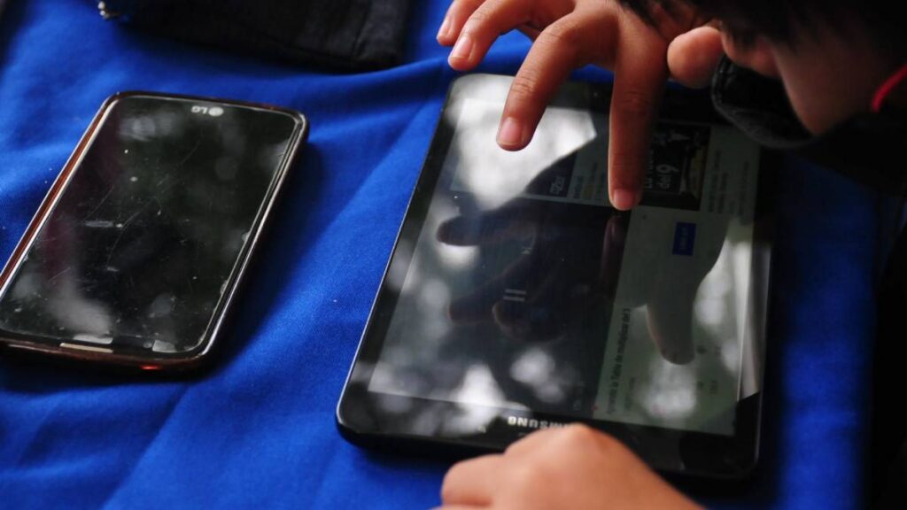 Regularán uso de celulares en las aulas.