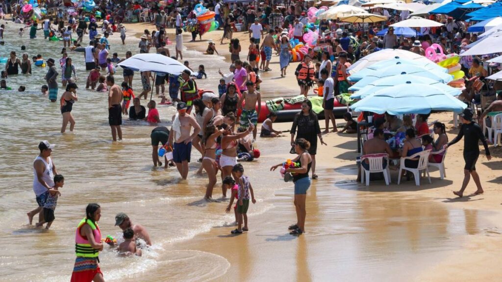 Mexicanos suelen acudir a destinos turisticos en días festivos.