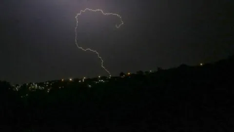 Hombre sobrevive tras ser alcanzado por un rayo; cámara capta el momento exacto