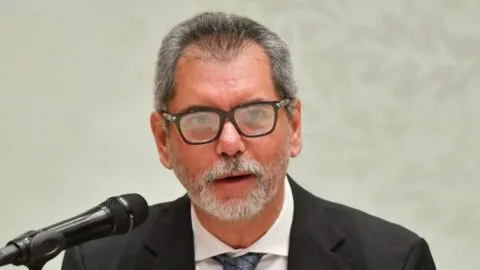 Proyecta Hacienda 7 billones en ingresos para 2027 y menor apoyo a Pemex