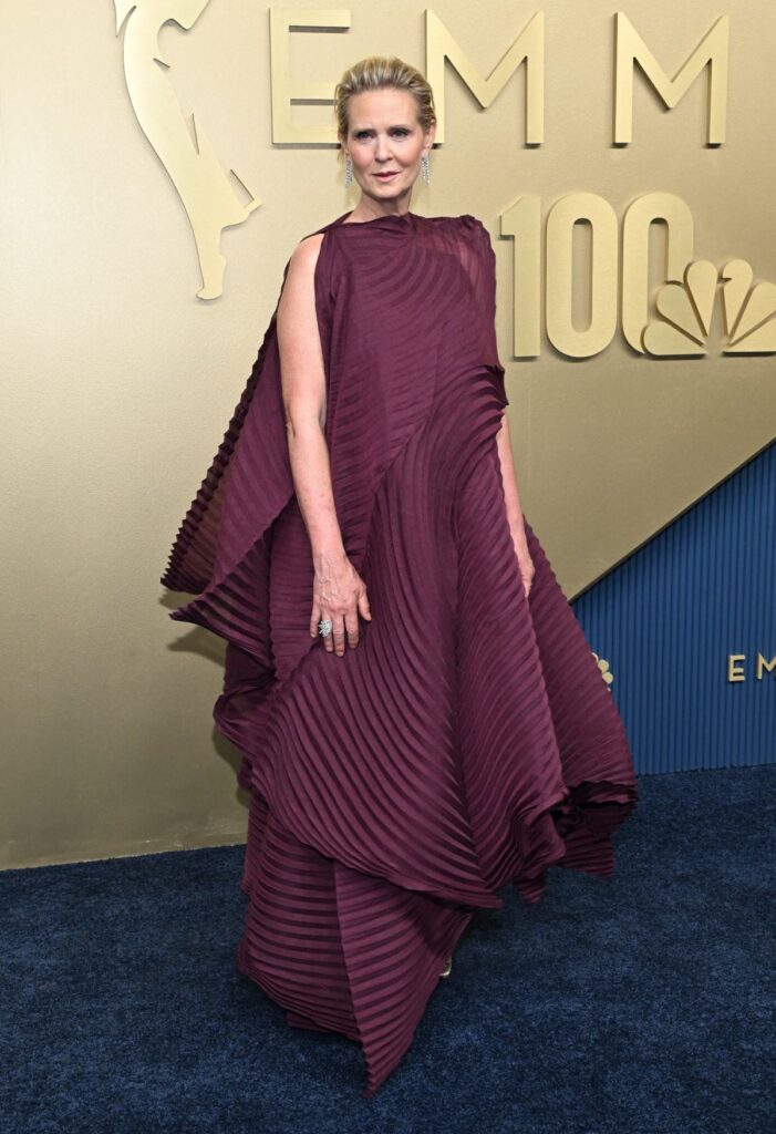 Cynthia Nixon, la actriz desfiló en un espectacular vestido de silueta escultural en tono borgoña, definido por pliegues y drapeados. 