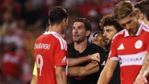 Rodrigo de Paul hace menos a Robert Lewandowski: “¿Quién sos, bobo?”