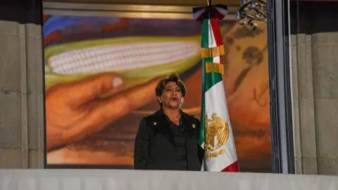 Delfina Gómez, gobernadora de Edomex, se cae tras dar el Grito en Toluca