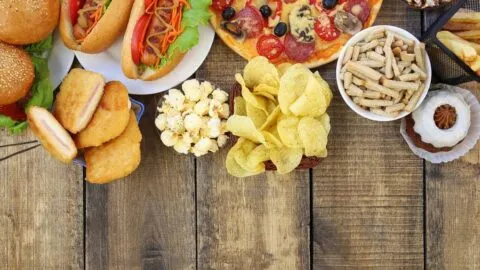 Reducir los alimentos ultraprocesados podría ayudar contra la depresión, sugiere estudio