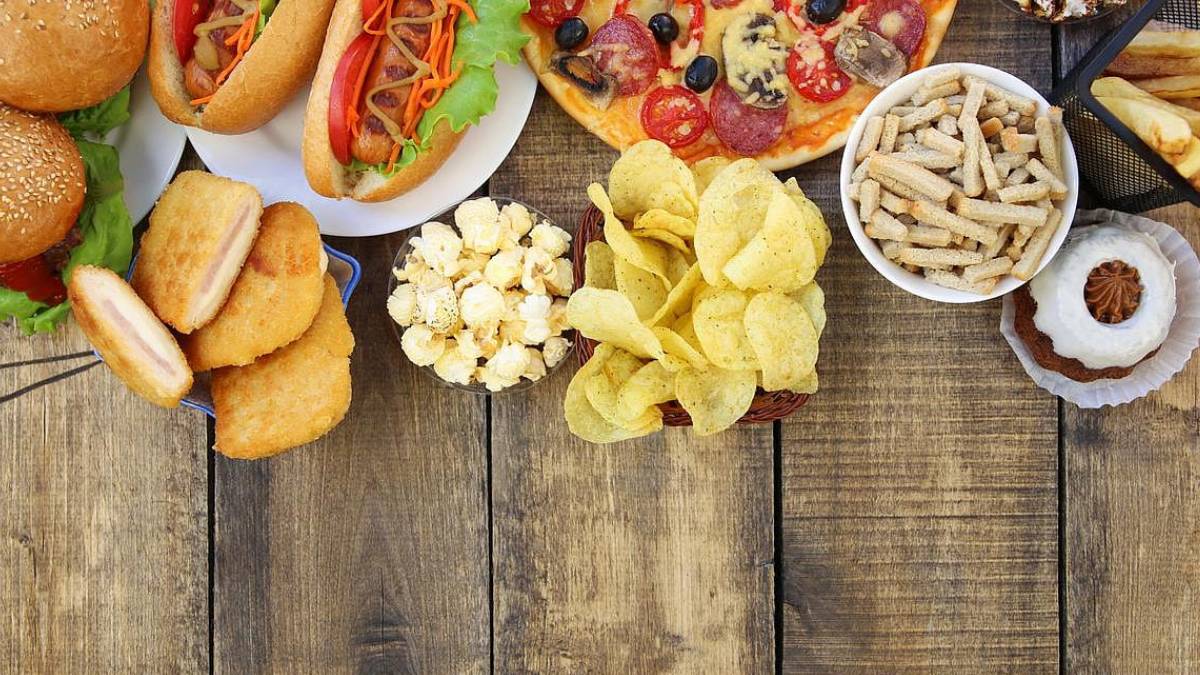 Reducir los alimentos ultraprocesados podría ayudar contra la depresión, sugiere estudio