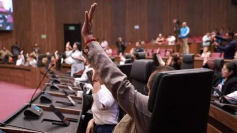 Congreso de Oaxaca avala desaparición de poderes en Juchitán
