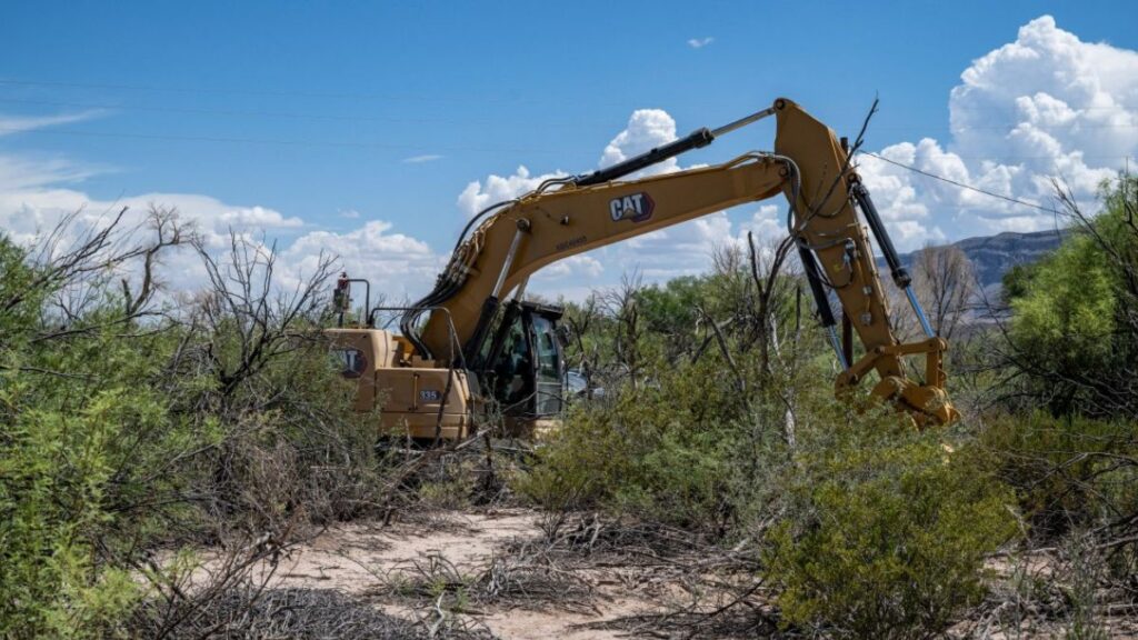 Maquinaria pesada en trabajos de construcción del muro fronterizo en Big Bend
