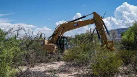 Administración Trump comienza la construcción del muro fronterizo en Big Bend, Texas