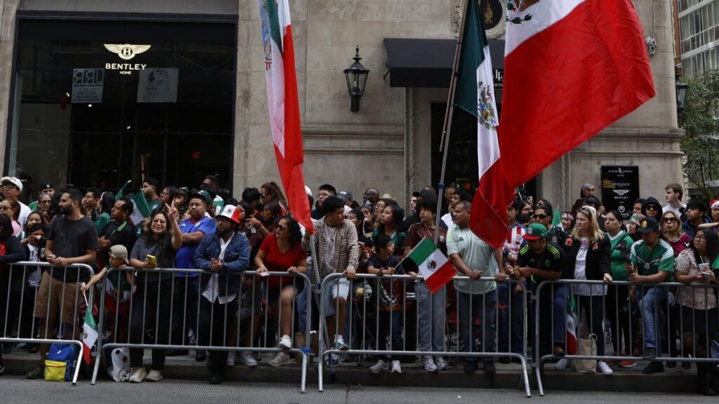 Mexicanos celebrando el Desfile de Independencia en Nueva York