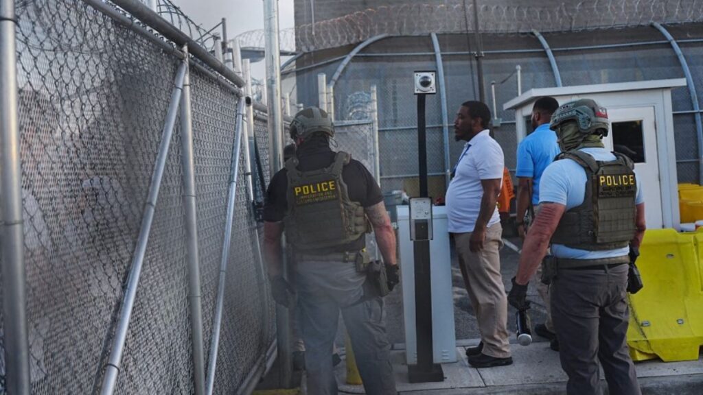 Agentes de ICE custodiando centro de detención de migrantes