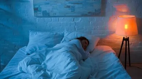 Dormir con demasiada luz podría afectar la estructura del corazón 