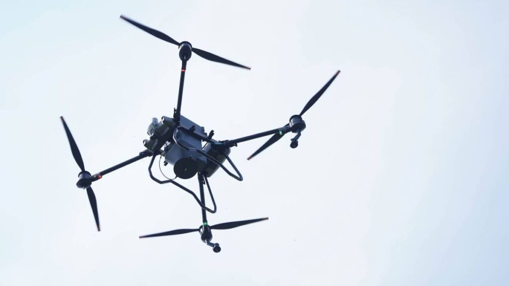 Video muestra caída de dron durante desfile cívico-militar en Chiapas.