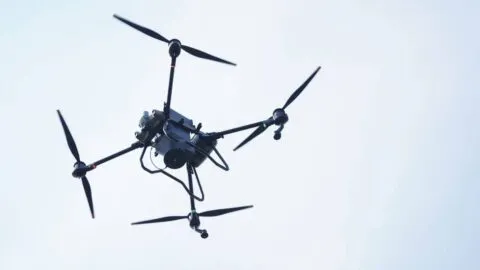Susto en desfile: dron cae entre la gente y hiere a adulto mayor en Chiapas