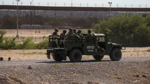 EE. UU. reconoce despliegue de 800 militares para combatir drones en frontera con México